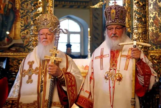 콘스탄티노플의 바르톨로메우스 1세(왼쪽)과 러시아의 키릴(오른쪽) 교주 /가디언