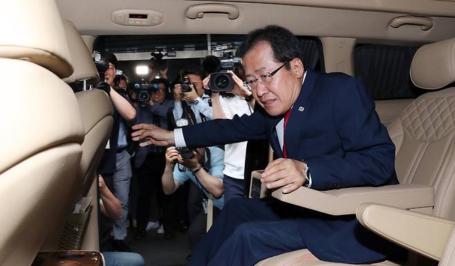 홍준표 자유한국당 대표가 14일 오후 여의도 당사에서 사퇴 의사를 밝힌 뒤 당사를 떠나고 있다. 한겨레 김경호