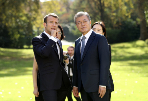 문재인 대통령이 15일(현지시간) 프랑스 파리 대통령궁에서 에마뉘엘 마크롱 프랑스 대통령과 정상회담에 앞서 친교행사를 하고 있다. 뉴시스