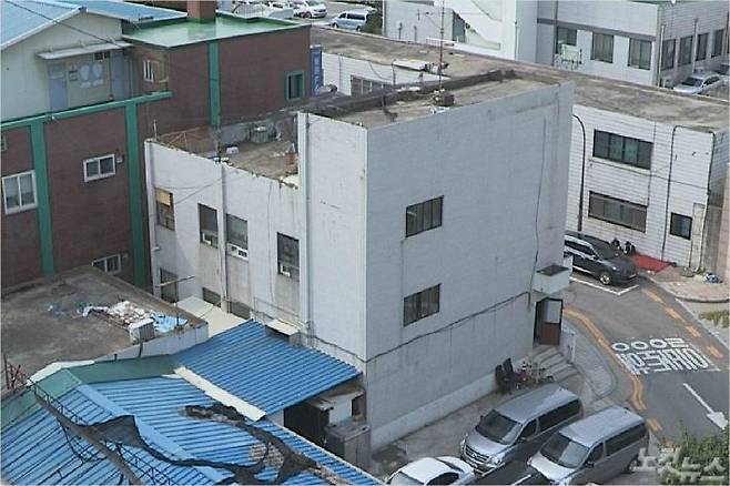 경기도 과천시 중앙동에 위치한 신천지 소유 건물. 신천지는 지난 2008년부터 이 자리에 연면적 3천여 제곱미터 규모의 업무시설 건축을 시도해오고 있다.