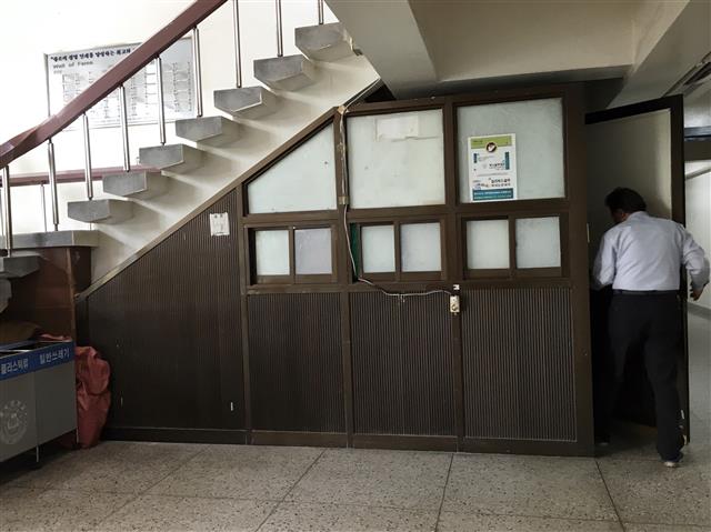 홍익대 경비원이 인문사회관 A동 1층 휴게실에 들어가고 있다. 이곳은 천장이 낮아 똑바로 서 있기 힘들고, 계단을 오르내리는 발소리 탓에 온종일 소음에 시달려야 한다.