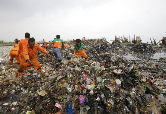 중국이 수입을 거부한 플라스틱 쓰레기들이 동남아시아로 향하고 있다. 인도네시아 자카르타베이에서 플라스틱 쓰레기를 청소하는 모습. 사진 = 연합뉴스/AP