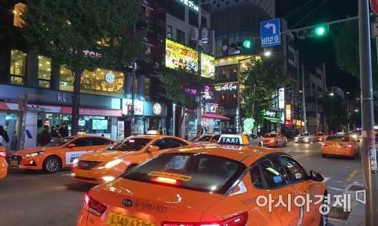 카카오의 카풀사업 진출에 반대하는 전국 택시업계 종사자들이 '24시간' 운행중단에 나서기로 한 18일 오전 서울 마포구 홍대거리 인근에서 택시들이 길게 줄지어 선 채 승객들을 기다리고 있다. 유병돈 기자