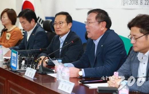 김태년 더불어민주당 정책위의장이 22일 오전 서울 여의도 국회 의원회관에서 열린 소상공인·자영업자 지원대책 당정협의에서 모두발언을 하고 있다/사진=이동훈
