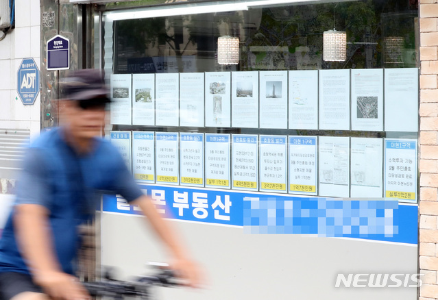 【서울=뉴시스】전진환 기자 = 김현미 국토교통부 장관이 공시가격 인상 방침을 밝혔지만 아파트 값 상승 흐름이 꺾이지 않는 가운데, 26일 오전 서울 용산구의 한 부동산 중계소에 부동산 매물 안내표가 붙어 있다.  부동산114에 따르면 서울 아파트 매매가는 지난주(0.15%) 대비 2배 이상 커진 0.34%를 기록해, 지난 2월 말 0.40% 오른 이후 26주 만에 최고치 기록하고 있다. 2018.08.26. amin2@newsis.com