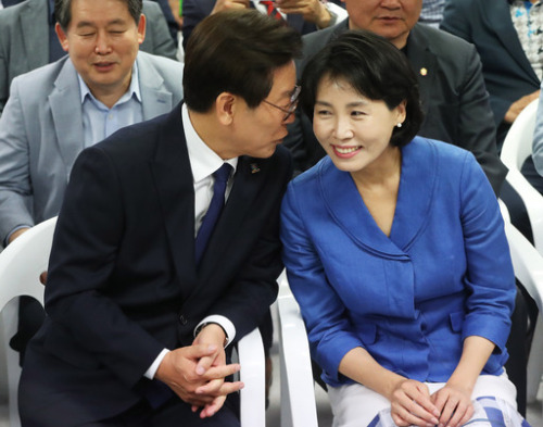 이재명 경기도지사(왼쪽)와 부인 김혜경씨. 연합뉴스