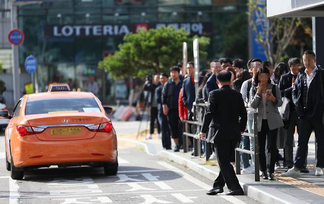 카카오 카풀 서비스 진출에 반대하는 택시업계 종사자들이 24시간 파업에 돌입한 18일 오전 10시경 서울역 앞에서 시민들이 택시를 기다리고 있다. 연합뉴스
