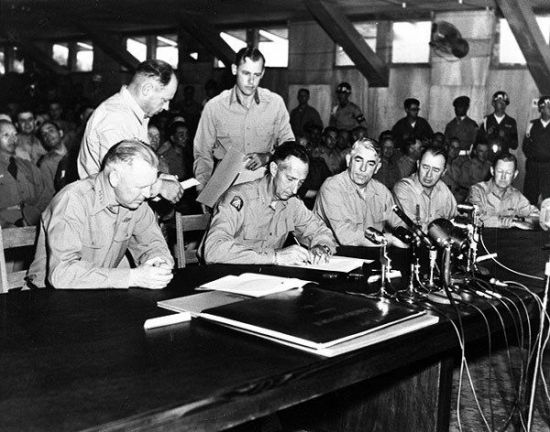 1953년 7월27일 6.25 전쟁 정전협정 당시 서명 중인 유엔군 총사령관 마크 웨인 클라크(Mark Wayne Clark) 장군과 유엔군 대표부의 모습(사진=아시아경제DB)