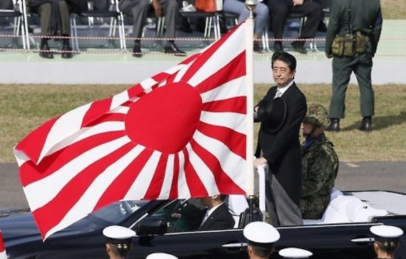 욱일기를 게양한 무개차를 탄 아베 신조 일본 총리가 자위대원들의 사열을 받고 있다. /사진=연합뉴스