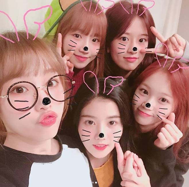가장 왼쪽부터 시계방향으로 최예나, 조유리, 안유진, 김채원, 권은비