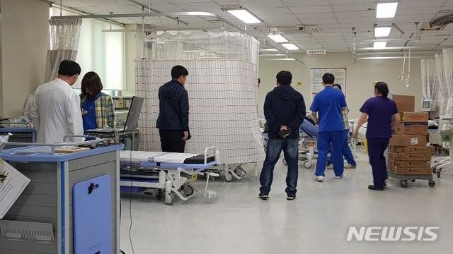 【경주=뉴시스】박준 기자 = 경북 경주시 안강읍 안강새마을금고 산대점에서 발생한 흉기 강도 사건의 용의자 김모(47)씨가 사건발생 3시간30분만에 경찰에 붙잡혔다. 병원으로 이송된 김씨가 병원에서 치료를 받고 있다. 2018.10.22june@newsis.com