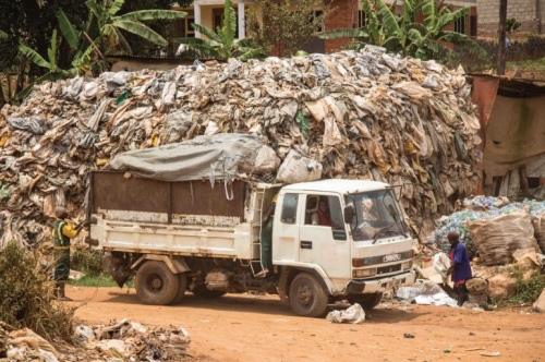 우간다의 쓰레기 수거차량.