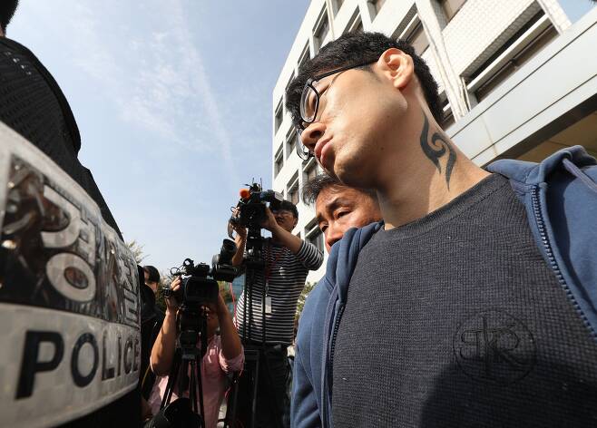 PC방 아르바이트생을 살해한 혐의로 구속된 피의자 김성수(29)가 22일 오전 정신감정을 받기 위해 서울 양천경찰서에서 국립법무병원 치료감호소로 이송되고 있다. 김성수는 지난 14일 서울 강서구의 PC방에서 서비스가 불친절하다는 이유로 아르바이트생을 흉기로 찔러 살해한 혐의를 받고 있으며 경찰은 이날 김성수의 얼굴과 성명, 나이를 공개하기로 결정했다. [뉴스1]