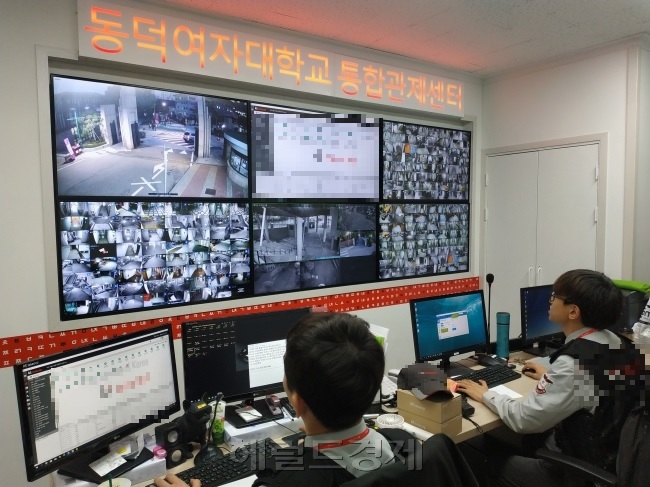 동덕여자대학교 통합관제센터 내부에서 직원들이 CCTV를 통해 교내 보안을 확인하고 있는 모습. 김성우 기자/zzz@