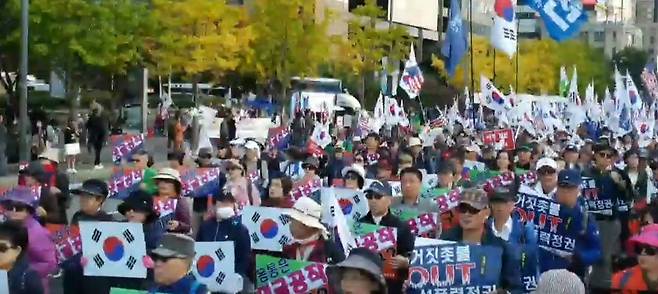 지난 20일 태극기 집회 참가자들이 광화문 광장 앞 도로를 행진하고 있다.(사진=유튜브 영상 캡처)