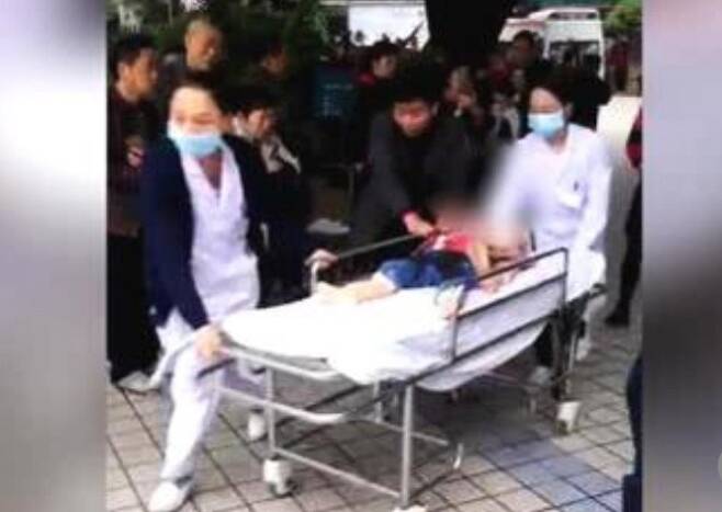 의료진들이 칼을 맞은 유치원생을 병원으로 긴급 후송하고 있다 - 위챗 갈무리