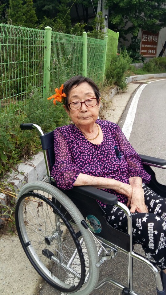지난 7월 산책 중이던 하점연 할머니. 나눔의 집 제공