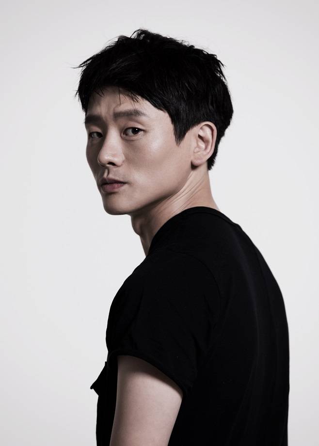 국립무용단 신작 공연 더 룸 안무를 맡은 현대무용가 김설진