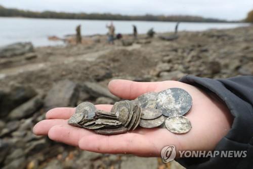 다뉴브 강에서 발견된 중세 동전들 [AFP=연합뉴스]