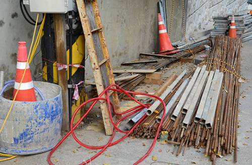 각종 공사자재가 쌓인 채 방치돼 있다.