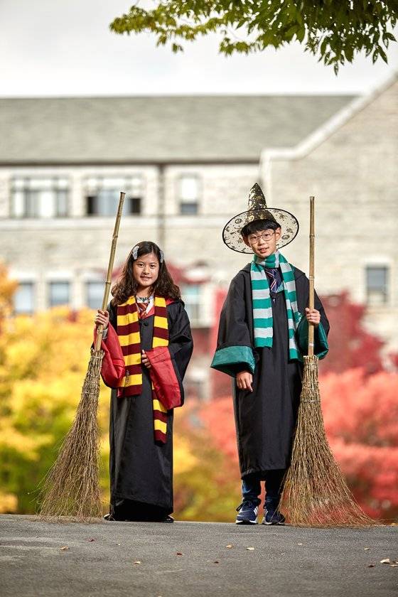 추연우(왼쪽)·최찬이 학생모델이 호서대학교 아산캠퍼스에서 각각 헤르미온느·해리포터로 변신했다.