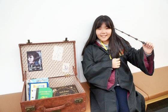 손채은 학생기자가 알버스 덤블도어 교수가 지팡이로 펜시브(기억 저장고)에 넣기 위해 기억을 빼내는 장면을 재연하고 있다.