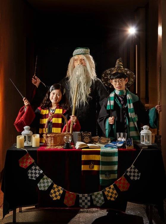 (왼쪽부터)추연우 학생모델·김우빈 진행부장·최찬이 학생모델이 각각 헤르미온느 그레인저·알버스 덤블도어 교수·해리 포터로 변신했다.