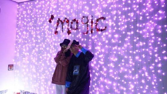 마법 콘셉트 부스를 꾸미고 사진을 찍는 학생들.