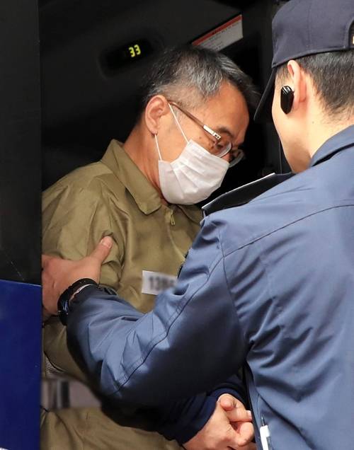 양승태 대법원 사법행정권 남용 의혹과 관련해 구속된 임종헌 전 법원행정처 차장이 검찰 조사를 받기 위해 수의 차림으로 마스크를 쓴 채 호송차에서 내리고 있다. 하상윤 기자