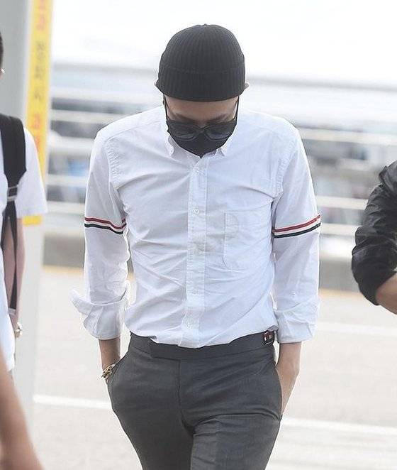 톰브라운 브랜드 셔츠를 입은 지드래곤.