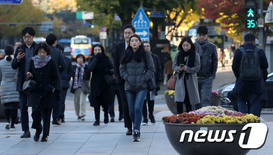 서울 최저기온이 1도를 보이는 등 올 가을 들어 가장 추운 날씨를 보인 30일 오전 서울 세종대로사거리 횡단보도에서 두터운 옷차림의 시민들이 발걸음을 재촉하고 있다. /사진=뉴스1