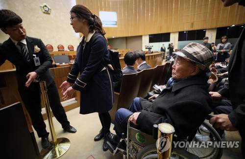 94세 강제징용 피해자, 눈물 머금고 법정으로 (서울=연합뉴스) 김인철 기자 = 30일 오후 서울 서초구 대법원 앞에서 일제 강제징용 피해자 중 유일한 생존자인 이춘식 씨가 강제징용 손해배상청구 소송 재상고심 판결을 위한 대법원 전원합의체가 열리는 대법정으로 입장하고 있다. yatoya@yna.co.kr (끝)