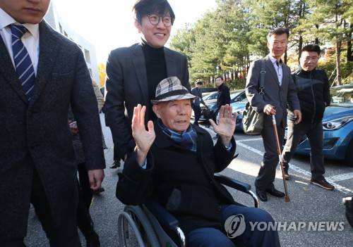 두 손 들며 기뻐하는 강제징용 피해 이춘식 할아버지 (서울=연합뉴스) 임헌정 기자 = 일제 강제징용 피해 생존자인 이춘식 할아버지가 30일 오후 강제징용 손해배상청구 소송 재상고심 판결을 위한 대법원 전원합의체가 열린 서울 서초구 대법원을 나서며 취재진을 향해 두 손을 들어 고맙다고 말하고 있다. kane@yna.co.kr (끝)