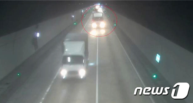 한국도로공사는 31일 내년부터 중앙고속도로 다부터널과 영동고속도로 둔내터널에서도 터널내에서 차로변경을 하면 자동으로 영상이 찍혀 경찰에 신고된다고 밝혔다. 사진은 상주고속도로 터널에서 차로를 변경하는 차량을 찍은 CCTV모습(도로공사제공)2018.10.31/뉴스1 © News1