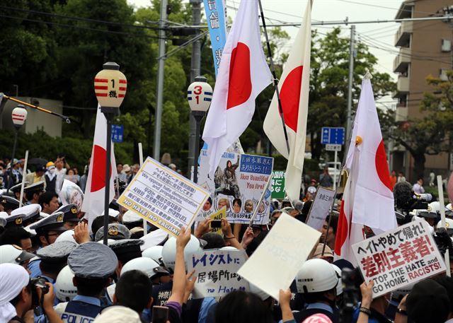 일본에서 벌이진 혐한 시위 장면. 야마무로 교수는 '혐한'을 넘어 '증한'으로 치닫고 있다고 경고한다. 한국일보 자료사진