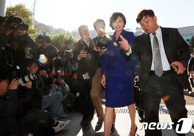 이재명 경기도지사의 부인 김혜경 씨가 '혜경궁 김씨' 트위터 계정 소유주 논란 관련 2일 오전 경기도 수원시 경기남부지방경찰청에 피고발인 신분으로 재출석하고 있다. 김 씨는 지난달 24일 1차 출석해 경찰 측에 비공개 수사를 요청했으나, 조사 중 일부 언론에 공개되면서 수사팀에 항의한 후 귀가 했다. 2018.11.2/뉴스1 © News1 오장환 기자