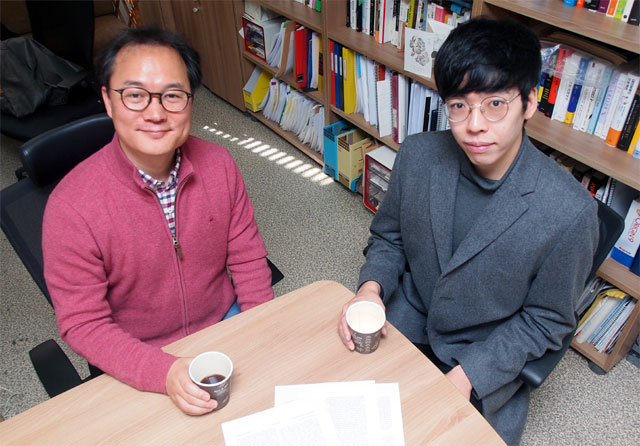 원병묵 성균관대 신소재공학부 교수(왼쪽)와 김진영 연구원이 커피를 들고 자세를 취했다. 재미로 시작한 연구지만 응용 가능성이 많다.