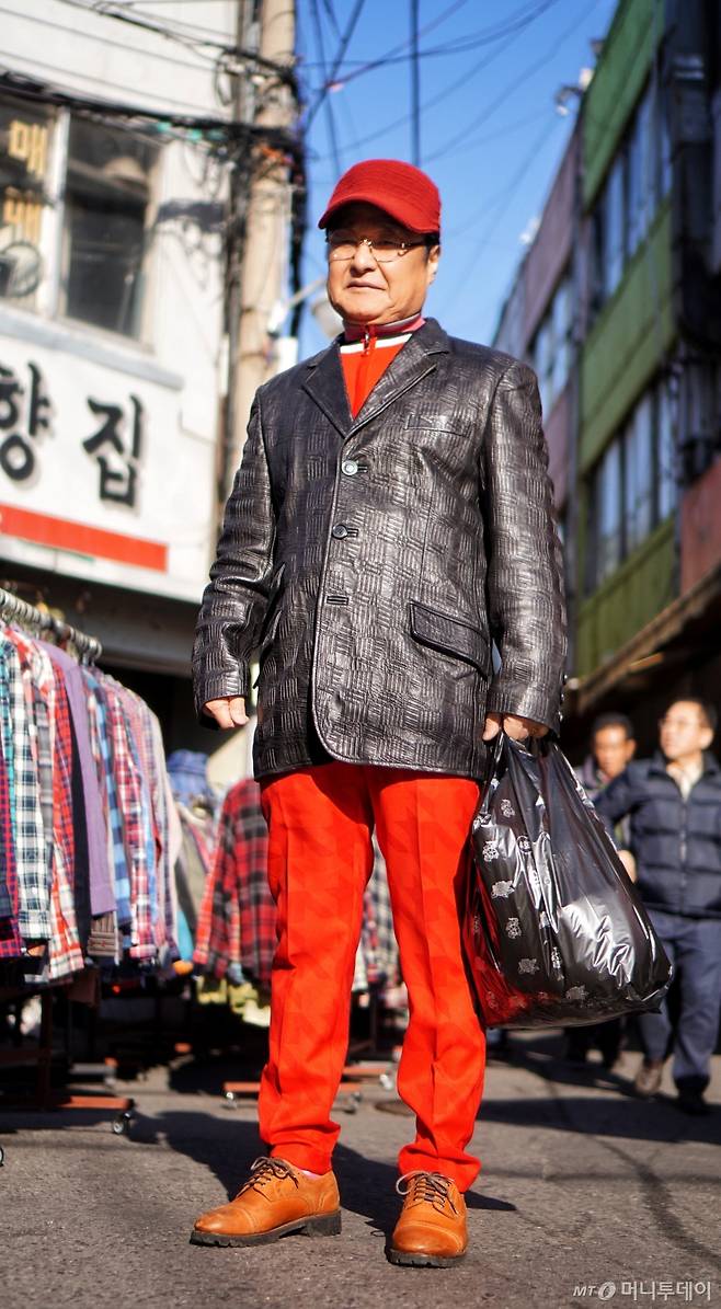 지난달 31일 동묘 벼룩시장에서 만난 한 시민. 붉은 색 바지와 모자가 눈길을 끈다. /사진=남궁민 기자