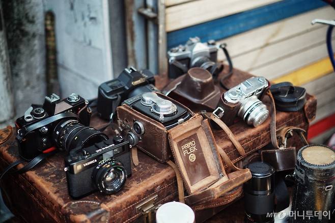 동묘 벼룩시장의 인기 상품 중 하나인 오래된 카메라. 필름카메라의 '감성'을 찾아 시장에 온 젊은 세대가 찾는다 /사진=남궁민 기자