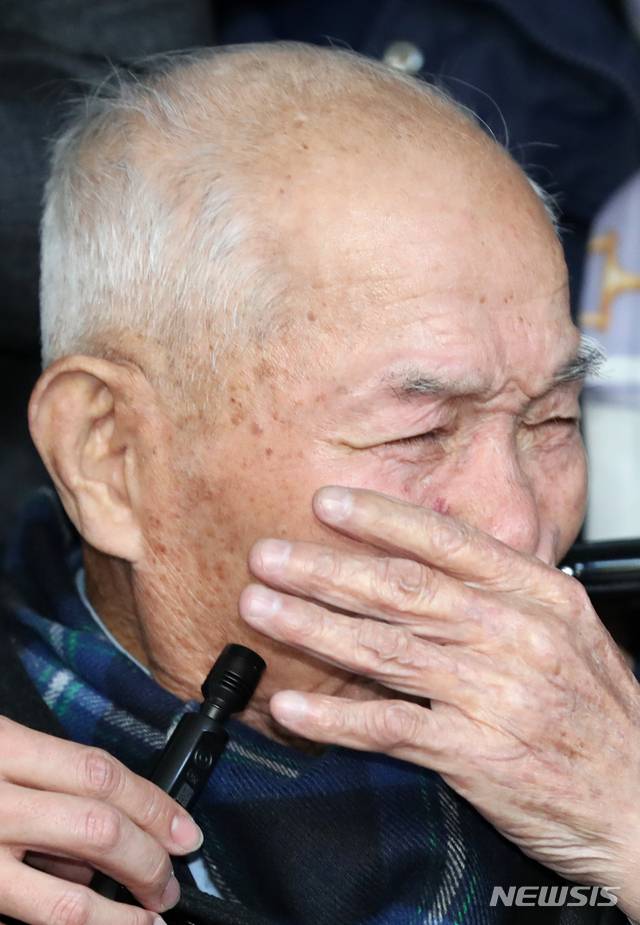 【서울=뉴시스】김선웅 기자 = 강제징용 피해자 이춘식씨가 지난달 30일 오후 서울 서초구 대법원에서 열린 일제강제동원 피해자들의 신일철주금에 대한 손해배상 청구소송 재상고심 판결에 참석, 선고를 마친 후 법원을 나와 기자회견을 하며 눈물을 흘리고 있다. 대법원은 일본 기업이 강제징용 피해자에 1억원을 배상해야 한다고 판결했다. 2018.10.30. mangusta@newsis.com