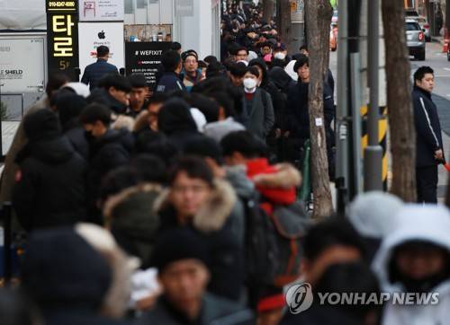 '아이폰XS 사러 왔습니다' (서울=연합뉴스) 한종찬 기자 = 애플 신제품 아이폰XS 등이 정식 출시된 2일 오전 서울 강남구 신사동 애플 가로수길 매장에서 시민들이 제품을 구매하기 위해 줄을 서있다. 주요 모델 출고가는 아이폰XS(256GB) 156만2천원, 아이폰XS 맥스(512GB) 196만9천원, 아이폰XR(64GB) 99만원이다. 2018.11.2 saba@yna.co.kr (끝)