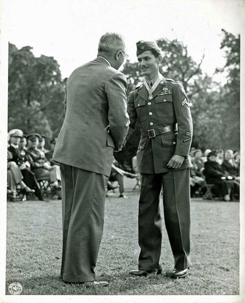 사진 출처 : 미국 버지니아 도서관. 1945년 10월 12일 해리 트루먼 미국 대통령이 데스몬드 도스 의무병에게 명예훈장을 수여하고 있다.