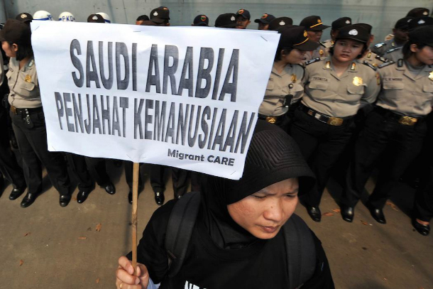 인도네시아의 시민단체 활동가가 지난 1일(현지시간) 수도 자카르타의 사우디아라비아 대사관 앞에서 “사우디는 인권 범죄국”이라는 팻말을 들고 투티에 대한 사형 집행에 거세게 항의하고 있다. 자카르타 AFP