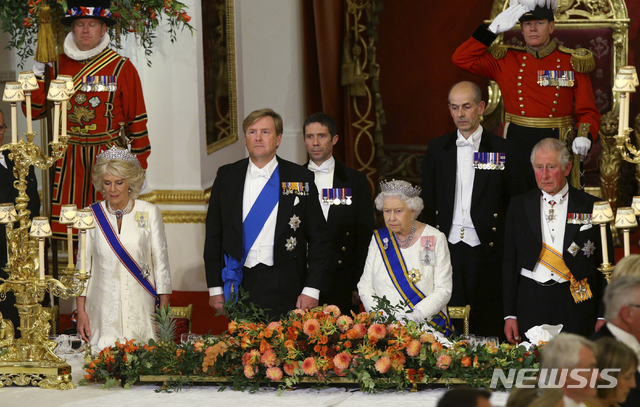 【런던 = AP/뉴시스】영국의 엘리자베스 2세 여왕(왼쪽 네번째)이 10월 23일 런던을 방문한 네델란드 국왕 빌렘 알렉산더와 왕비(맨 왼쪽)를 맞아 런던의 버킹검 궁전에서 사진 촬영을 하고 있다.