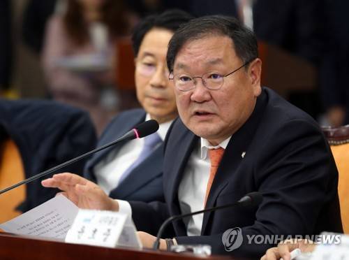 발언하는 김태년 (전주=연합뉴스) 정경재 기자 = 김태년 더불어민주당 정책위의장이 2일 오전 전북도청에서 열린 더불어민주당·전라북도 예산정책협의회에서 발언하고 있다. 2018.11.2 jaya@yna.co.kr (끝)