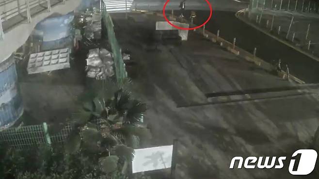 지난 4일 새벽 2시 36분쯤 부산 경남 거제시에 있는 한 선착장에 있는 주차장 앞 길가에서 피의자 박모씨(20)가 피해자 A씨(58·여)를 폭행하는 모습.(경남경찰청 제공) © News1