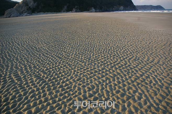 ▲ 미아동해변 모래사장에 바닷물이 빠지면서 그려 놓은 무늬