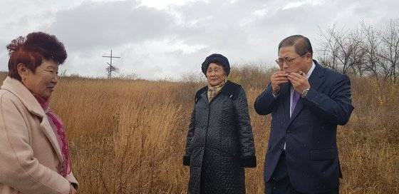최재형 선생이 순국한 언덕을 소강석 목사가 독립운동가 후손들과 함께 찾았다. 소 목사는 하모니커로 '아리랑'을 불렀다. 우수리스크=백성호 기자