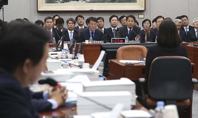 김성태 자유한국당 원내대표(왼쪽)가 6일 국회에서 열린 국회 운영위원회의 청와대에 대한 국정감사에서 임종석 비서실장에게 질의를 하고 있다. 임현동 기자