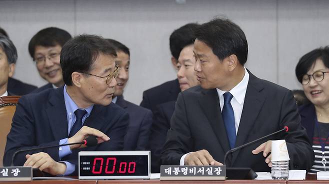 임종석 청와대 비서실장(오른쪽)과 장하성 정책실장이 6일 국회에서 열린 국회 운영위원회의 청와대에 대한 국정감사에서 대화하고 있다. 임현동 기자